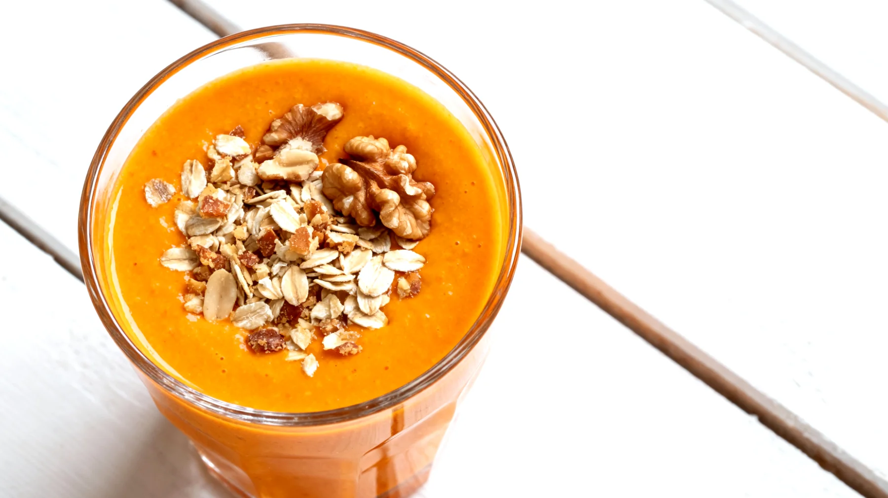 Sanddorn-Beeren-Smoothie mit Hafer und Walnüssen"